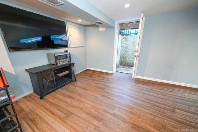 81 Irving Avenue, Floral Park, NY 11001