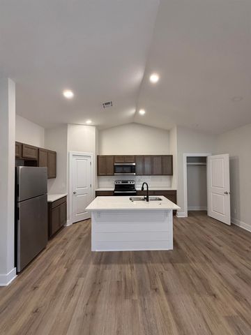 482 E Hayes St, Valley Center, KS 67147