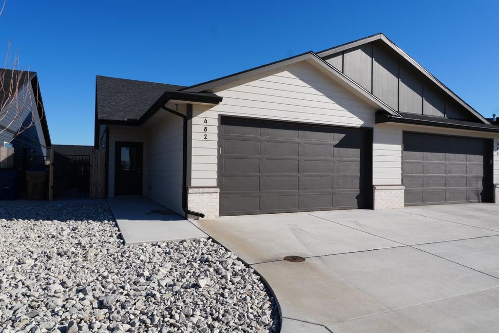 482 E Hayes St, Valley Center, KS 67147