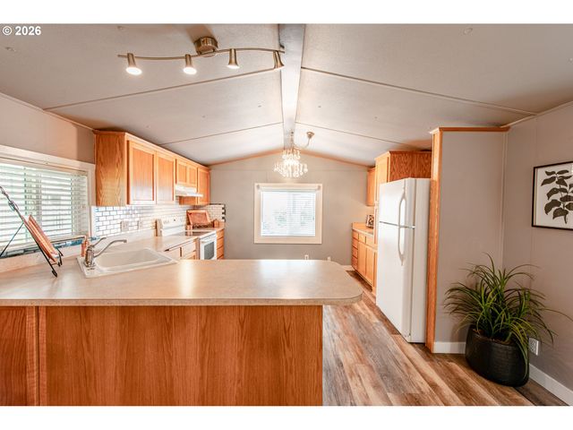 1475 GREEN ACRES Rd 121, Eugene, OR 97408