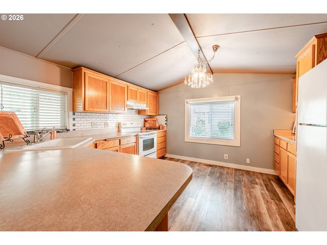 1475 GREEN ACRES Rd 121, Eugene, OR 97408
