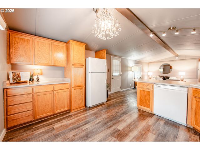 1475 GREEN ACRES Rd 121, Eugene, OR 97408