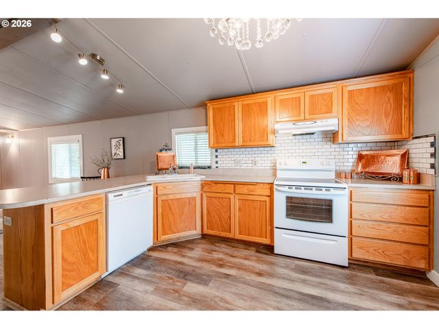 1475 GREEN ACRES Rd 121, Eugene, OR 97408