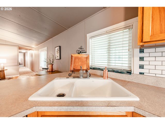 1475 GREEN ACRES Rd 121, Eugene, OR 97408