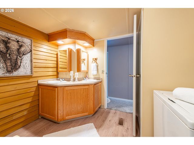 1475 GREEN ACRES Rd 121, Eugene, OR 97408