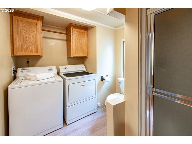 1475 GREEN ACRES Rd 121, Eugene, OR 97408