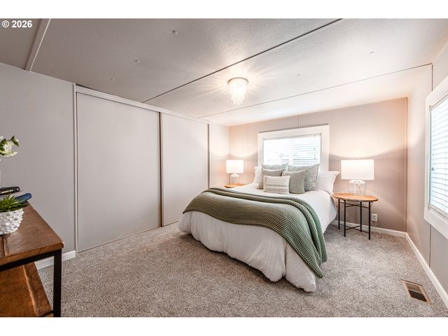 1475 GREEN ACRES Rd 121, Eugene, OR 97408
