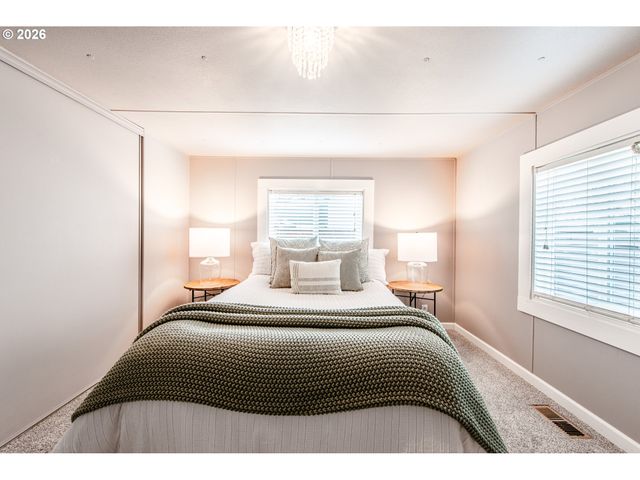 1475 GREEN ACRES Rd 121, Eugene, OR 97408