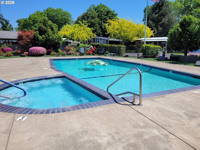 1475 GREEN ACRES Rd 121, Eugene, OR 97408