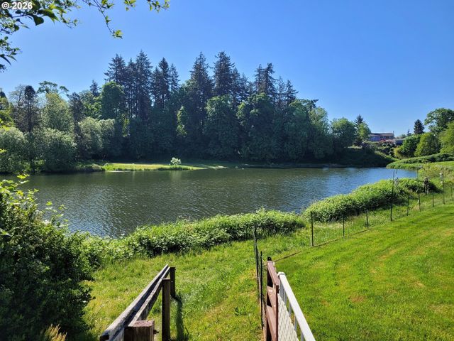 1475 GREEN ACRES Rd 121, Eugene, OR 97408
