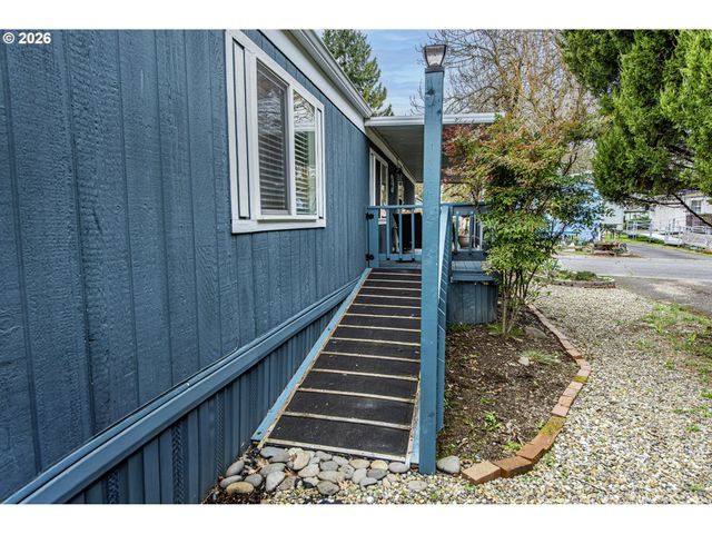 1475 GREEN ACRES Rd 121, Eugene, OR 97408