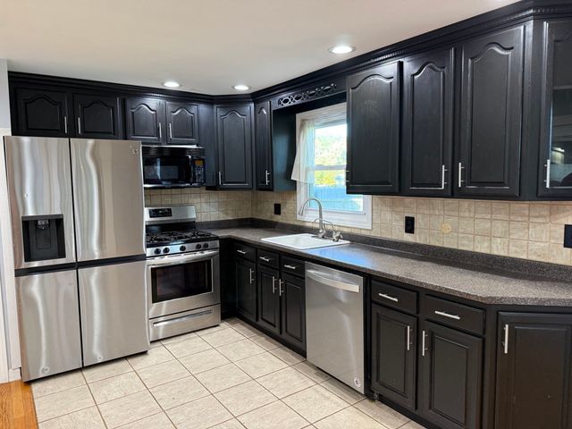 19 Bassett Ave, Westport, MA 02790