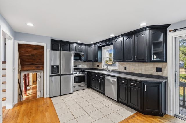 19 Bassett Ave, Westport, MA 02790