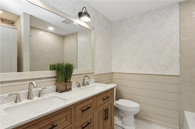 10332 Cherokee Lane, Leawood, KS 66206