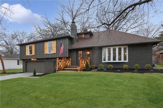 10332 Cherokee Lane, Leawood, KS 66206