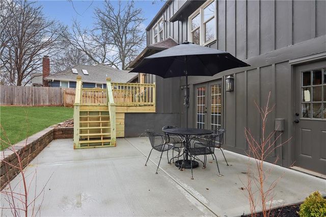 10332 Cherokee Lane, Leawood, KS 66206