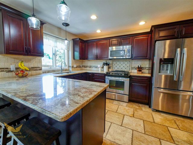 1583 Weymouth Street, West Bloomfield, MI 48324