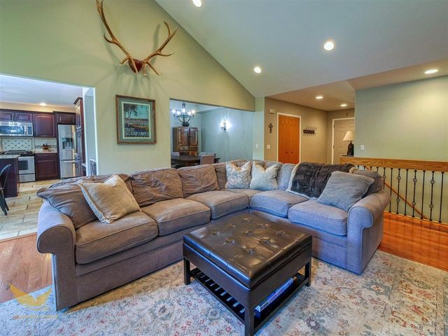 1583 Weymouth Street, West Bloomfield, MI 48324