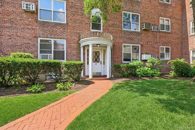 221 Middle Neck F6, Great Neck, NY 11021