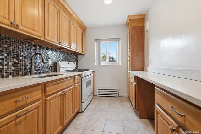221 Middle Neck F6, Great Neck, NY 11021