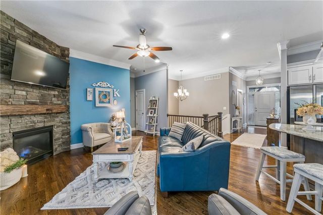 9853 Hollis Lane, Lenexa, KS 66227