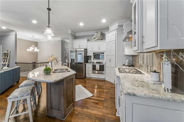 9853 Hollis Lane, Lenexa, KS 66227