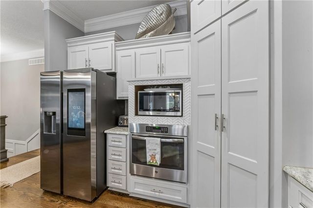 9853 Hollis Lane, Lenexa, KS 66227