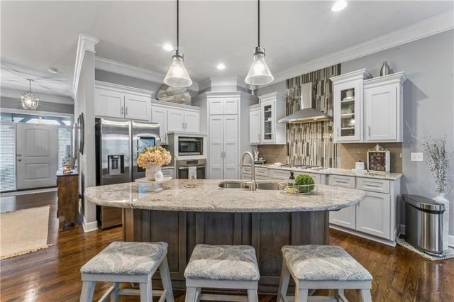 9853 Hollis Lane, Lenexa, KS 66227