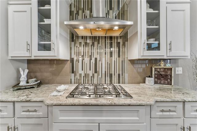 9853 Hollis Lane, Lenexa, KS 66227