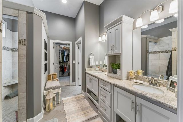 9853 Hollis Lane, Lenexa, KS 66227