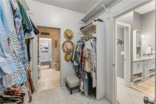 9853 Hollis Lane, Lenexa, KS 66227