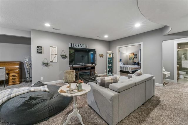 9853 Hollis Lane, Lenexa, KS 66227