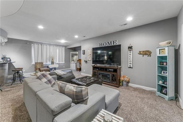 9853 Hollis Lane, Lenexa, KS 66227