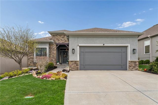 9853 Hollis Lane, Lenexa, KS 66227