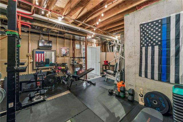 9853 Hollis Lane, Lenexa, KS 66227