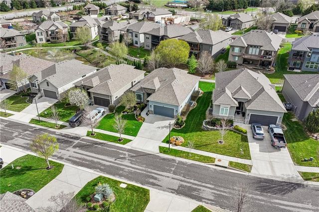 9853 Hollis Lane, Lenexa, KS 66227