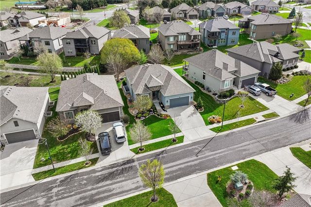 9853 Hollis Lane, Lenexa, KS 66227