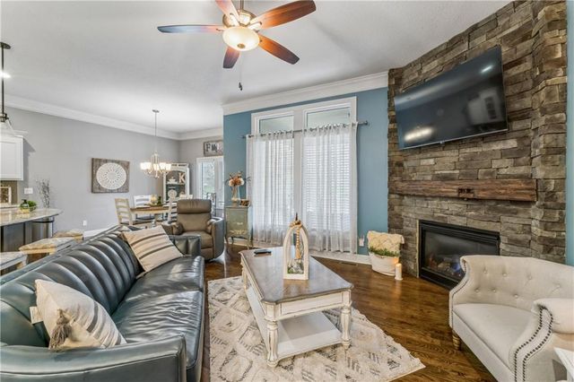 9853 Hollis Lane, Lenexa, KS 66227