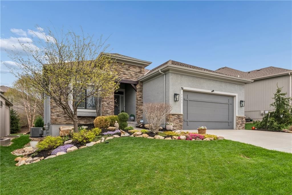 9853 Hollis Lane, Lenexa, KS 66227