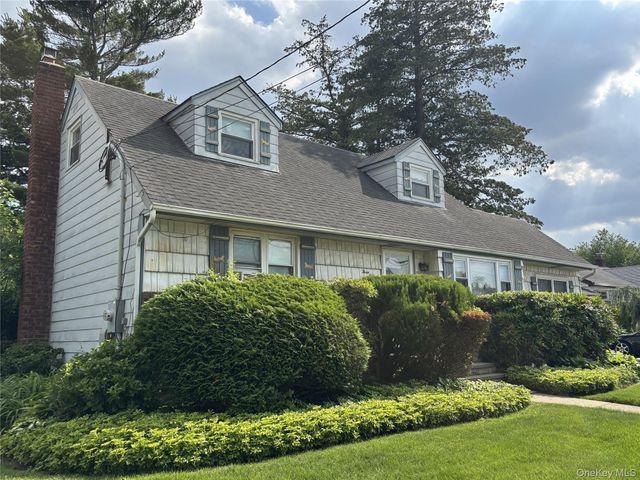 352 Boundary Avenue, Massapequa, NY 11758