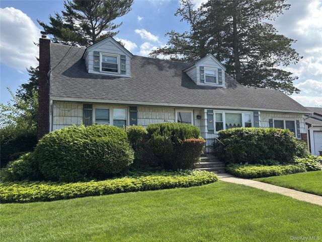 352 Boundary Avenue, Massapequa, NY 11758