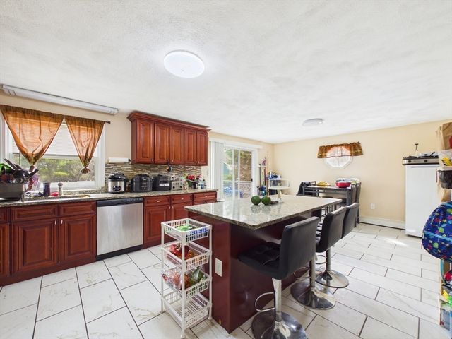 849 Crane Ave S, Taunton, MA 02780