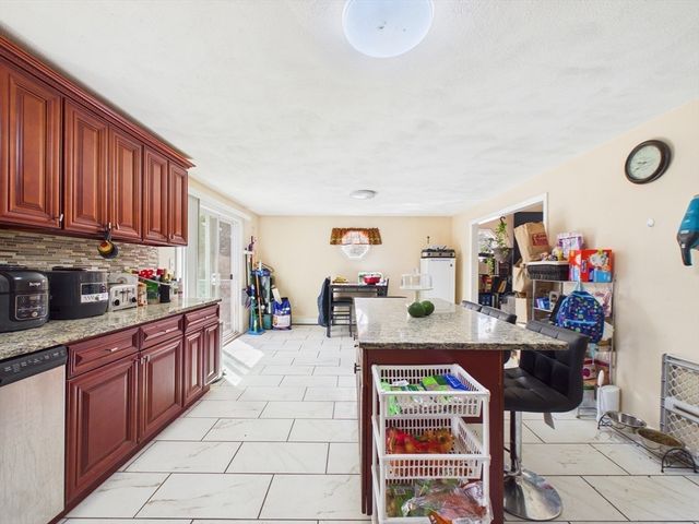 849 Crane Ave S, Taunton, MA 02780