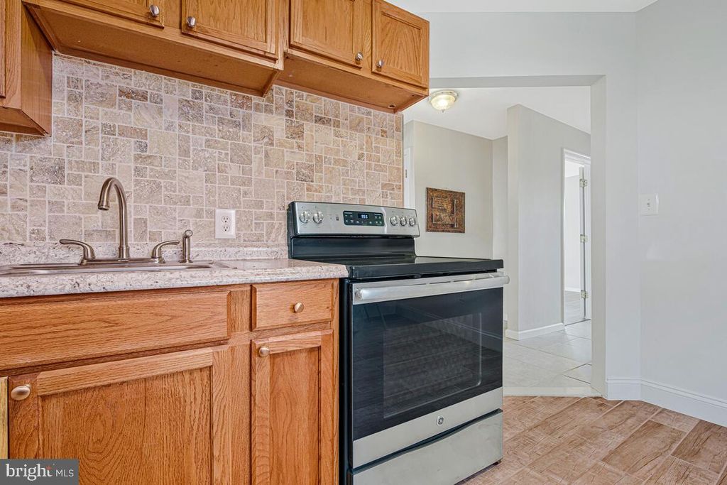 Image 10 of property listing at 7712 FREDERICK RD, Hyattsville, MD 20784