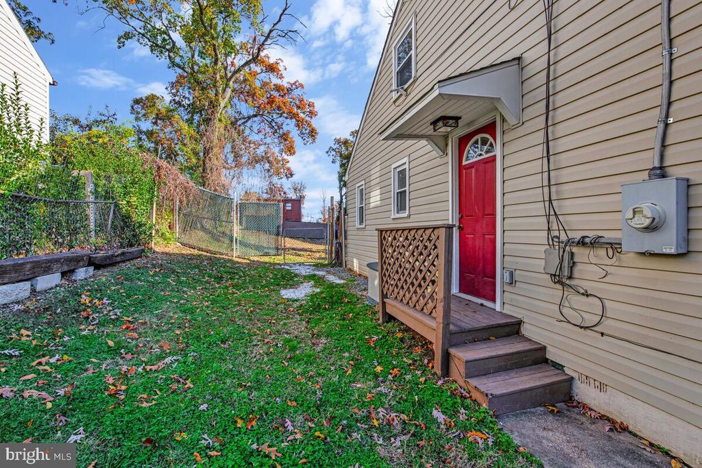 Image 25 of property listing at 7712 FREDERICK RD, Hyattsville, MD 20784