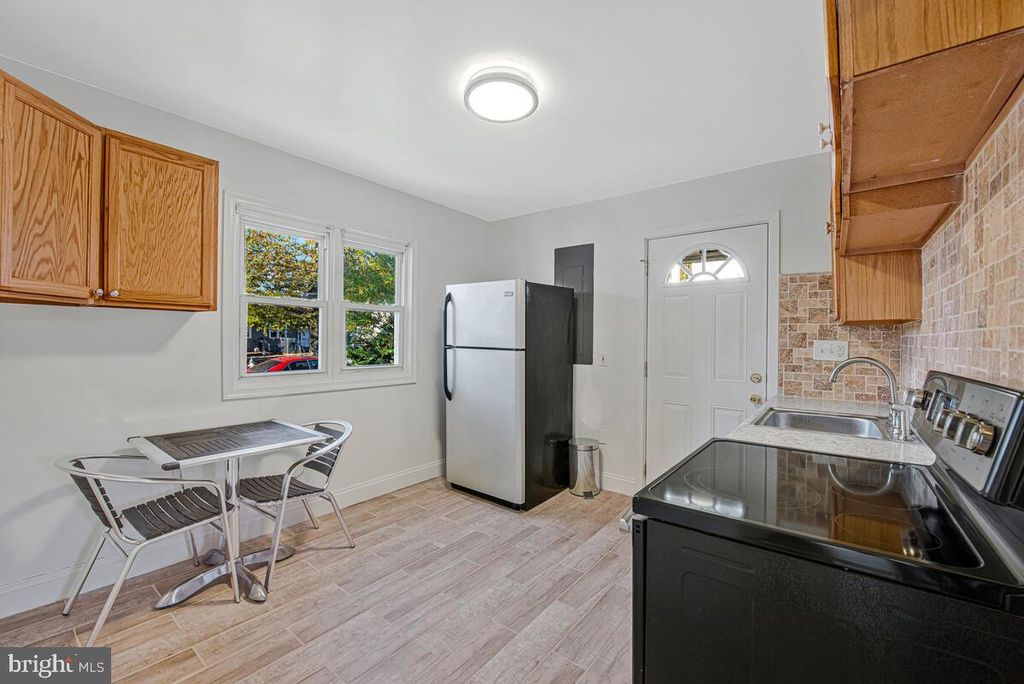 Image 6 of property listing at 7712 FREDERICK RD, Hyattsville, MD 20784