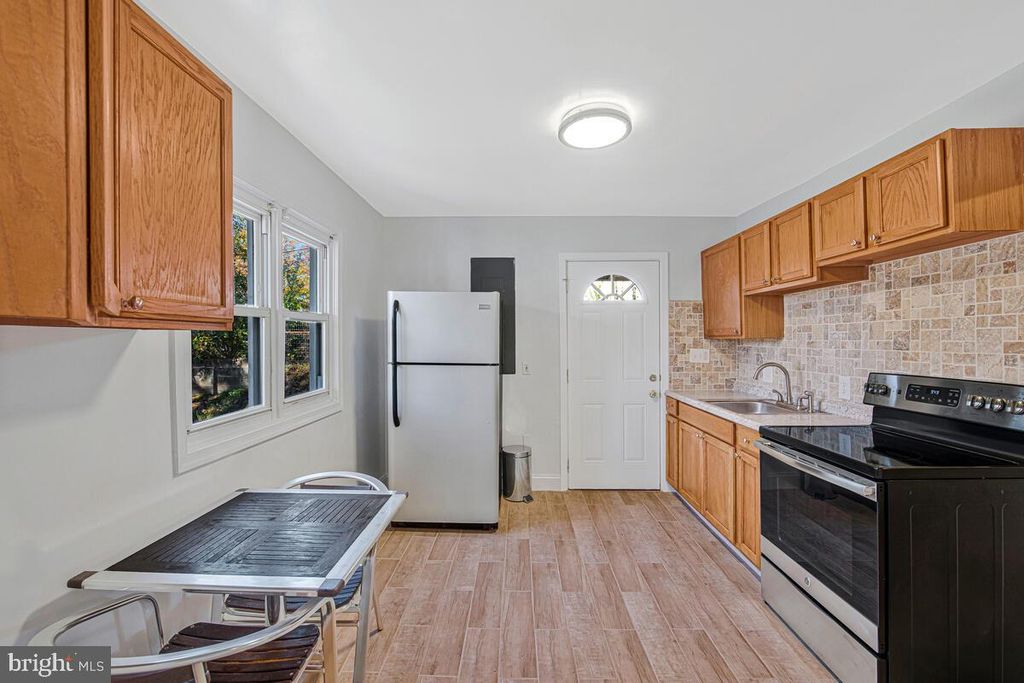 Image 7 of property listing at 7712 FREDERICK RD, Hyattsville, MD 20784