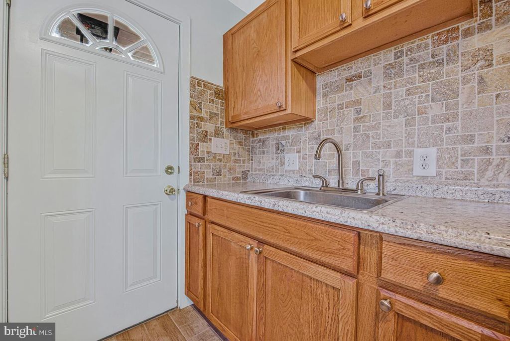 Image 8 of property listing at 7712 FREDERICK RD, Hyattsville, MD 20784