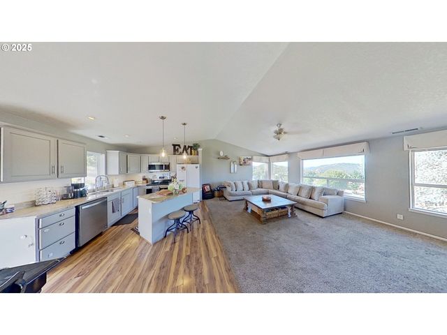 1849 Ne TODD St, Roseburg, OR 97470