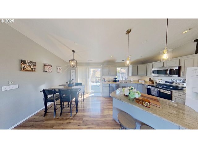 1849 Ne TODD St, Roseburg, OR 97470
